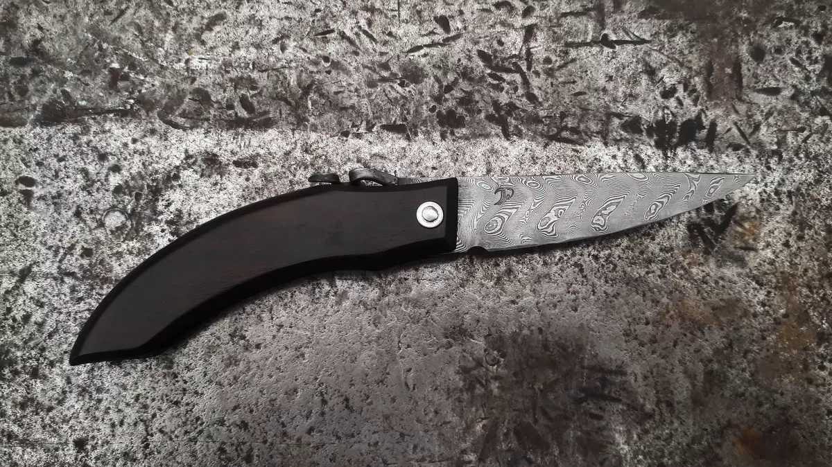 Image de présentation du la création Couteau pliant en DAMAS forgé - version "spike"