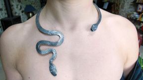 Collier double serpent porté par un modèle